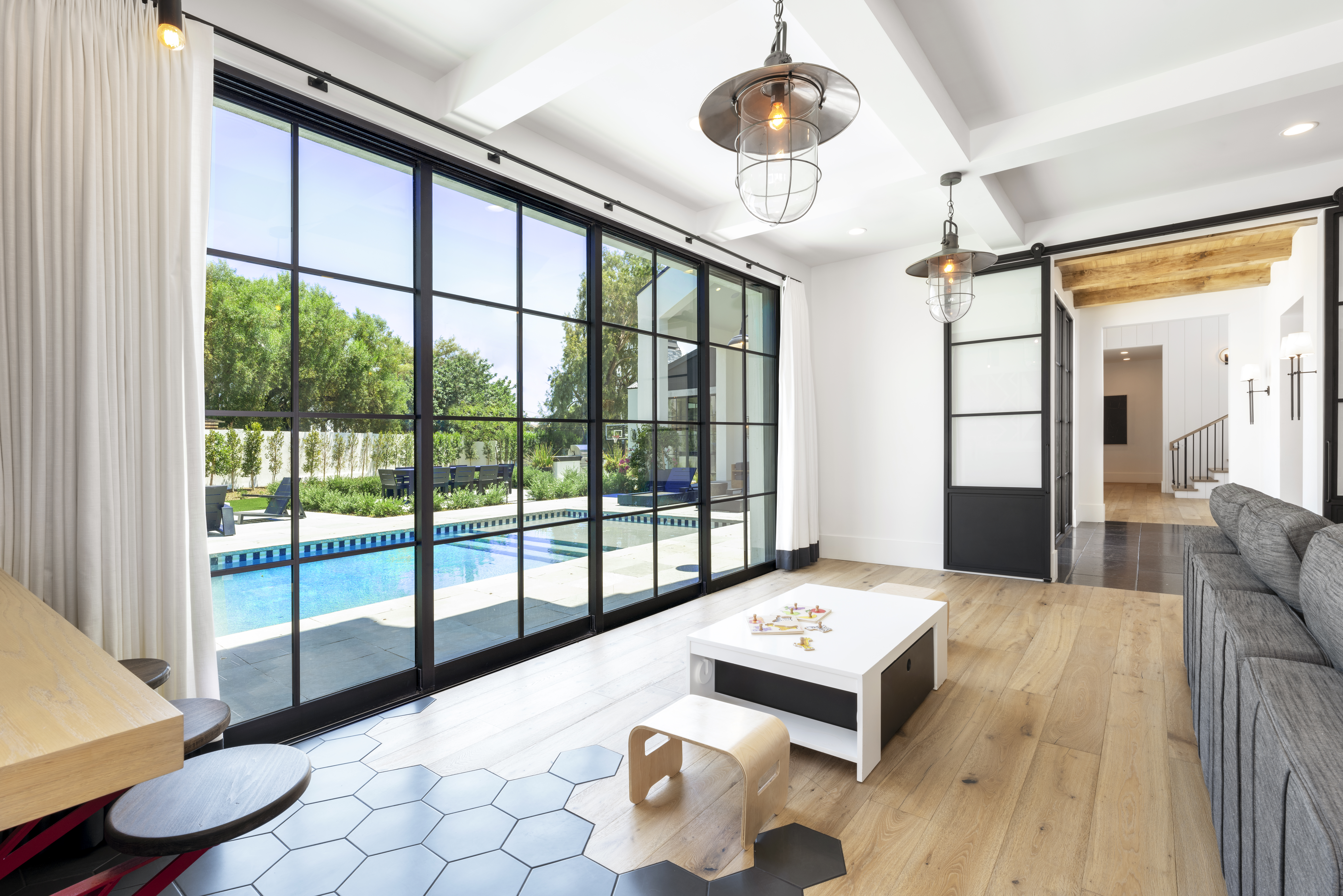 A sleek modern residence with large glass doors and windows in Oklahoma City, OK